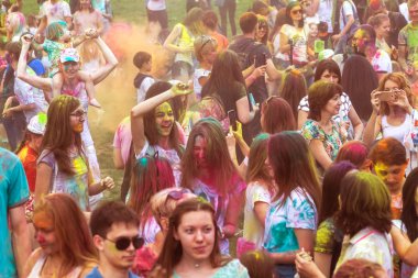 KRASNODAR, RUSSIA - May11,2018: Renkler Festivali, geleneksel Hint Holi festivali. Gençler Holi bayramında renkli pudra atarken eğleniyorlar. Renkli boya festivali. Renk Festivali