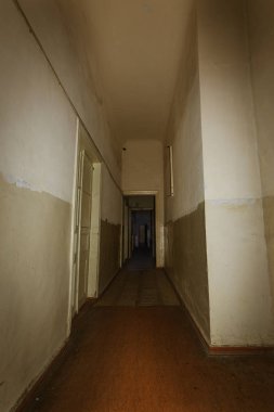 Karanlık koridor. Karanlık, boş bir koridorun mistik iç mekanı, terk edilmiş bir evde tünel. Karanlık, gizemli bir koridor. Terk edilmiş bir evin içi, cehenneme giden yol. Terk edilmiş eski bir bina.