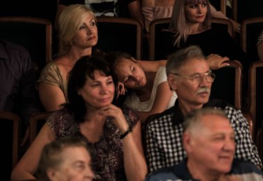 Odessa, Ukrayna - 19 Temmuz 2018: Oditoryum konser salonunun seyirci onların favori sanatçıları duygusal olarak karşılamak. Seyirci tiyatro salonunda. Tiyatro sahnede performans gibi izleyiciler