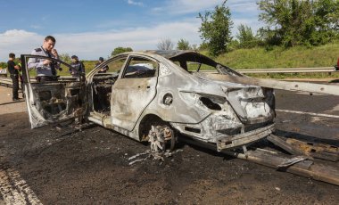 Odessa, Ukrayna - 17 Mayıs 2018: kaza yüksek hızlı yolda. Yüksek hızda sürdü Road arabaya korumak ve yandı. Aşırı hız nedeniyle korkunç trajik kaza. Otomatik yol emniyet görevlisi ayıran içine çöktü