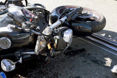Odessa, Ukrayna - 11 Ekim 2017: araba ve motosiklet arasında kolay bir kaza. Bisiklet arabaya çarptı. Islak asfalt kontrolünü kaybetmiş. İlk yardım, polis, sigortacı. otomobil ile motosiklet kazası