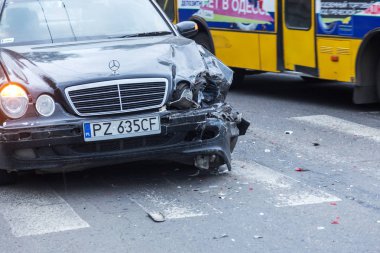 Odessa, Ukrayna-09,24 2018: otomobil trafik kazası sonucu olarak yaya geçidi üzerinde kırık. Kaza. Trafik kazası işaretleme yaya geçidi, araba kazası, çarpışma, karayolu üzerinde sigorta dava için üzerinde