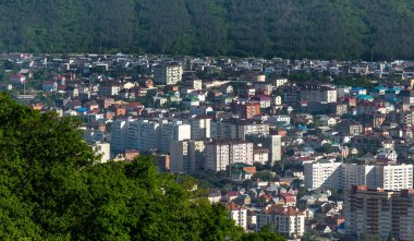 Gelenzhik, Rusya Federasyonu - 2018 yaklaşık: En iyi tatil deniz kasabası görünümünü. Deniz tatil beldesi üzerinden kuşbakışı görünümünü. Güzel yaz cityscape üst noktası çekim