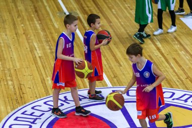 Odessa, Ukrayna - 23 Aralık 2018: genç çocuk basketbol oynamak, Çocuk spor yarışmalarında kutlama çocuk spor basketbol kulübü çocuk spor okul sırasında katılmak