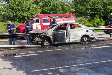 Odessa, Ukrayna - 17 Mayıs 2018: kaza yüksek hızlı yolda. Yüksek hızda sürdü Road arabaya korumak ve yandı. Aşırı hız nedeniyle korkunç trajik kaza. Otomatik yol emniyet görevlisi ayıran içine çöktü