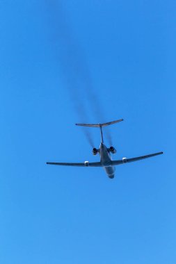 Sivastopol, Kırım, Ukrayna - 9 Mayıs 2015: Rus Donanma Karadeniz Filosu havalandı. Askeri savaşçı. Askeri helikopterler. Amfibi uçaklar. Alttan mavi gökyüzüne karşı alındı