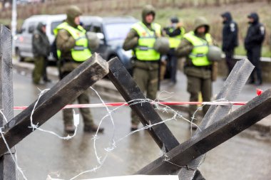 Odessa, Ukrayna -18 Nisan 2018: yetkilileri ve polis bozdu Ukrayna'da cumhurbaşkanlığı seçimleri. Sokak ayaklanmalar. Polis seçim gününde access seçmenlere Rus Konsolosluğu kapatıldı. İnsan hakları