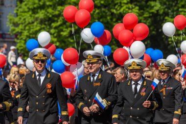 Novorossiysk, Rusya - 1 Mayıs 2018: Mayıs günü gösteri. Barış! İş! Mayıs! İnsanlar ile tatil geçit töreni sırasında Bayrak İşçi Bayramı kutlamak. 1 Mayıs günü tüm çalışan insanlar. Koloni içinde yürüyen insanlar