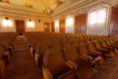 Geleneksel klasik kraliyet zengin ahşap antik peluş karanlık kadife opera sandalye izleyiciler, dekoratif şirin halı ile eğri satır sinemalarda yerlerde için dekore edilmiş. Salon koltukları hattı ile