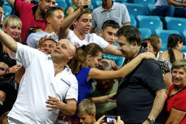 Odessa, Ukrayna - 2 Ağustos 2015: Gürcüce ve Ukraynalı siyasetçi, Ukrayna, Mikhail Saakaşvili, kendini hayranları ile oyun sırasında Fc Dinamo Kiev - Chernomorets Odessa fotoğraflandı Odessa bölge valisi. Major League.