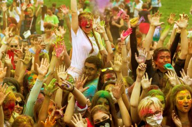 KRASNODAR, RUSSIA - May11,2018: Renkler Festivali, geleneksel Hint Holi festivali. Gençler Holi bayramında renkli pudra atarken eğleniyorlar. Renkli boya festivali. Renk Festivali