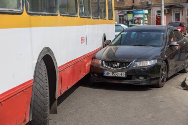 Odessa, Ukrayna - 23 Nisan 2018: trafik kazası sonucu kırık bir araba. Bir sütun, trafik sıkışıklığı sürüş tipik bir kaza. Trafik kazası, trafik kazası, çarpışma, trafik kazası sigortalı
