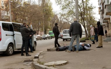 Odessa, Ukrayna - 24 Kasım 2017: Polis eylem suçlular, teröristler ele geçirmek için özel bir grup. Yakalama, rehinelerin serbest bırakmak. Polis suçluları şehir sokaklarında tutukladı. Suç kavramsal olarak