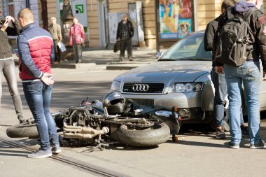 Odessa, Ukrayna - 11 Ekim 2017: araba ve motosiklet arasında kolay bir kaza. Bisiklet arabaya çarptı. Islak asfalt kontrolünü kaybetmiş. İlk yardım, polis, sigortacı. otomobil ile motosiklet kazası