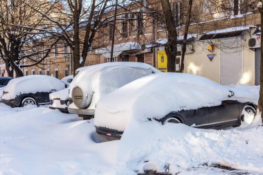 Odessa, Ukrayna - 19 Ocak 2016: Güçlü bir kasırga, fırtına, şiddetli kar yağışı şehir felç. Kolaps. Kar Avrupa. Araba ile kış sorun. Kar yağdı. Yol kapalı. Durdurulan Rating