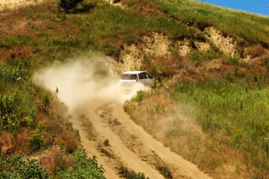 uzun süre sarma kırsal road, yolları, crossroads titreşim. Bir boş ülke ile alanlar bakış açısı ve gölgeler ile Rusya ve Ukrayna orta kuşak tipik eski manzara yolu