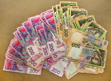 Birçok Ukraynalı para hryvnia. Kelepçe para. Ukrayna yolsuzluk. Yolsuzlukla mücadele. Yolsuzluk hükümet ve ülke işinde fiziksel kanıt