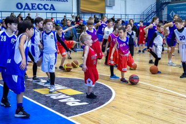 Odessa, Ukrayna - 23 Aralık 2018: genç çocuk basketbol oynamak, Çocuk spor yarışmalarında kutlama çocuk spor basketbol kulübü çocuk spor okul sırasında katılmak