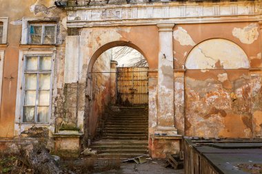 Zavallı Mahallesi eski ahşap kapı. Eski vintage eski bir duvar ahşap. Yıkım, ahşap kapı ve vintage çit izleri, paslı metal çivi. Harabe ve yoksulluk kavramsal arka plan