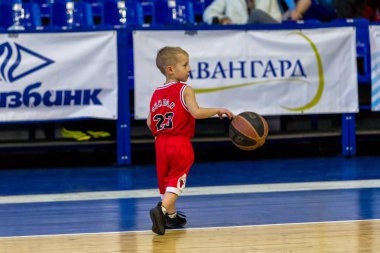 Odessa, Ukrayna - 23 Aralık 2018: genç çocuk basketbol oynamak, Çocuk spor yarışmalarında kutlama çocuk spor basketbol kulübü çocuk spor okul sırasında katılmak
