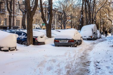 Odessa, Ukrayna - 19 Ocak 2016: Güçlü bir kasırga, fırtına, şiddetli kar yağışı şehir felç. Kolaps. Kar Avrupa. Araba ile kış sorun. Kar yağdı. Yol kapalı. Durdurulan Rating