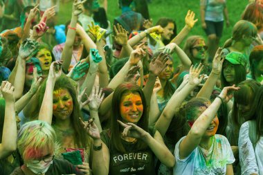 KRASNODAR, RUSSIA - May11,2018: Renkler Festivali, geleneksel Hint Holi festivali. Gençler Holi bayramında renkli pudra atarken eğleniyorlar. Renkli boya festivali. Renk Festivali