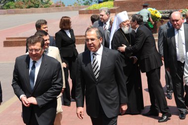 Odessa, Ukrayna - 6 Nisan 2011: Dışişleri Bakanı Sergey Lavrov, resmi ziyaret. Eternal Flame 'e çiçek bırakmak, basın toplantısı. Ukrayna Dışişleri Bakanı Konstantin Gryshchenko