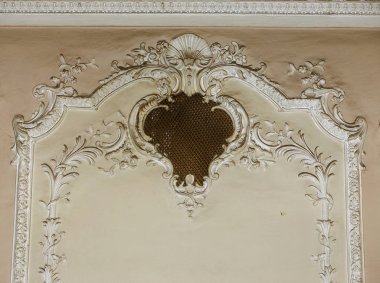 SSCB'in eski il Sovyet tiyatro, mistik iç. Sıva belgeleme, duvar ve tavan nostaljik resmini devrimci geçmiş SSCB parçaları ile. Lüks İmparatorluk tarzı iç