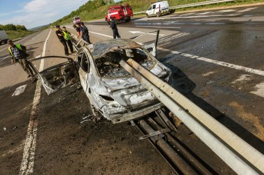 Odessa, Ukrayna - 17 Mayıs 2018: kaza yüksek hızlı yolda. Yüksek hızda sürdü Road arabaya korumak ve yandı. Aşırı hız nedeniyle korkunç trajik kaza. Otomatik yol emniyet görevlisi ayıran içine çöktü