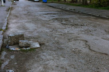 Teknoloji yollarının yapımı ihlalleri nedeniyle aşırı soğuk ve ağır yağmurlar asfalt yol yıkadı ve çok sayıda çatlaklar ve tehlikeli hataları kurdu