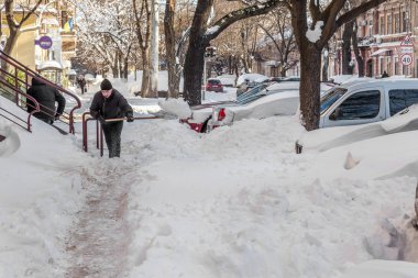 Odessa, Ukrayna - 19 Ocak 2016: Güçlü bir kasırga, fırtına, şiddetli kar yağışı şehir felç. Kolaps. Kar Avrupa. Araba ile kış sorun. Kar yağdı. Yol kapalı. Durdurulan Rating