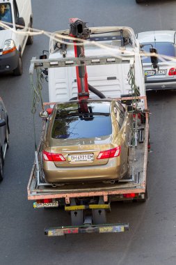 Odessa, Ukrayna - 13 Eylül 2017: Rating çekici saldırgan'ın araba almak için polis sokakta. Çekici kamyon araba çekici için kurallar Park yeri tecavüzcü, yükleme 