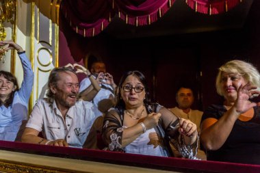 Odessa, Ukrayna-2018 yaklaşık: konser salonu oditoryum büyük kalabalık duygusal favori onların oyuncular karşılamak. Seyirci tiyatro salonunda. Tiyatro sahnede performans gibi izleyiciler
