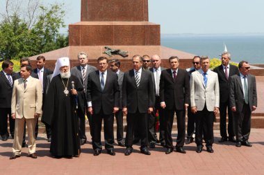 Odessa, Ukrayna - 6 Nisan 2011: Dışişleri Bakanı Sergey Lavrov, resmi ziyaret. Eternal Flame 'e çiçek bırakmak, basın toplantısı. Ukrayna Dışişleri Bakanı Konstantin Gryshchenko