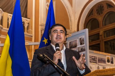 Odessa, Ukrayna - 28 Ekim 2015: Gürcüce ve Ukraynalı siyasetçi, Odessa region, sivil itaatsizlik için Belediye Başkanı Odessa seçimden sonra denilen toplantısında Mikhail Saakaşvili Valisi