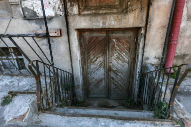 Bir close-up dokulu bir arka plan paslı Rus düşürür. Yağmur olukları bir eski terk edilmiş evde. Paslı borusuna zavallı çeyrek evin kirli duvardaki delik