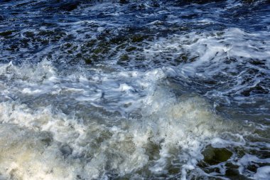 Bir fırtına sırasında dalgalar deniz. Ağır derin deniz dalgaları ile beyaz köpük kara fırtına, deniz fotoğraf arka plan üzerinde doruklarına, armalar
