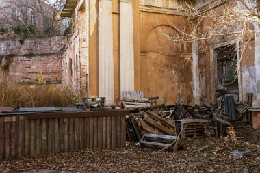 Mistik iç SSCB'in Sovyet döneminin konak terk edilmiş. Terk edilmiş eski açık yaz Tiyatrosu, sinema mahvetti. Vandallar tarafından tahrip antik tarihi bina kalıntıları