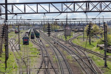 Odessa, Ukrayna - 24 Nisan 2017. Eski tren tren, Tren İstasyonu Tren istasyonunun sıralama Demiryolu demiryolu parça boyunca hareket ediyor. Kuş uçuş tepesinden kaldırıldı raylar geometri