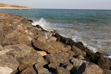 Modern dalgakıran tasarımı ile büyük taş ve beton döşeme özel dalga kıran tasarım hücrelerle Close-up. İskele beton ve taş bloklarla sahil korumaya. Shore konsolidasyon