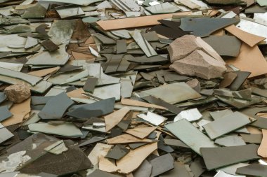 kırık cam, aynada çöp döküm parçaları büyük yığını. Ayna ve cam çöp endüstriyel atık ve cam işleme büyük parçalar. Grup ayna parçaları sabah ışık