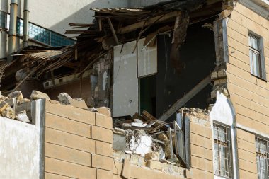 Terk edilmiş bir evde yoksul bir mahallede daraltır. Ev yok edildi. Evin duvarındaki çatlak. İmha eski evler, depremler, ekonomik kriz, terk edilmiş evler. Uygun olmayan evin kırık