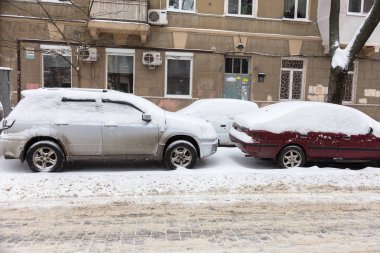Odessa, Ukrayna - 26 Şubat 2018: yoğun kar yağışı, Siklon kışın sokaklarda. Arabalar karla kaplıdır. Kaygan yol. Kışın kötü hava: şiddetli kar yağışı ve kar fırtınası. Yayalar karda yürümek