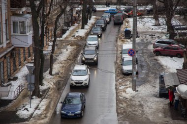 Odessa, Ukrayna - 7 Mart 2018: Bir saat-Peak sonucu olarak yanlış araba park küçük kare üzerinde trafik sıkışıklığı. Polis kuralları otopark araba tecavüzcü tahliye edin. Kuş uçuş en iyi manzara. Araba reçel