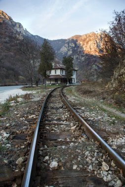 Eski demiryolu Pirin Dağları'nda dar. Dramatik doğal sahne. Demiryolu sonbahar dağ manzarası. Bulutlu bulutlar dağlar üzerinde. Yoksul ülkelerde seyahat kavramı. Retro tarzı