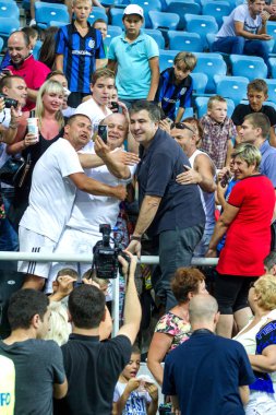 Odessa, Ukrayna - 2 Ağustos 2015: Gürcüce ve Ukraynalı siyasetçi, Ukrayna, Mikhail Saakaşvili, kendini hayranları ile oyun sırasında Fc Dinamo Kiev - Chernomorets Odessa fotoğraflandı Odessa bölge valisi. Major League.