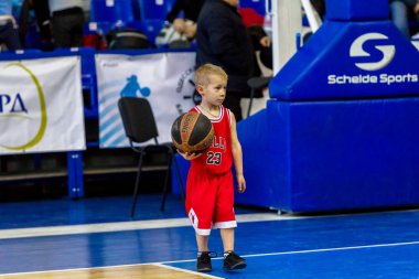 Odessa, Ukrayna - 23 Aralık 2018: genç çocuk basketbol oynamak, Çocuk spor yarışmalarında kutlama çocuk spor basketbol kulübü çocuk spor okul sırasında katılmak