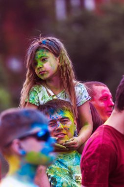 KRASNODAR, RUSSIA - May11,2018: Renkler Festivali, geleneksel Hint Holi festivali. Gençler Holi bayramında renkli pudra atarken eğleniyorlar. Renkli boya festivali. Renk Festivali