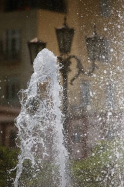 Şehir çeşme. Şehir Parkı sıcak yaz gününde çeşme. su, damla ve güzel bir şehir çeşme su parlak su sıçramalarına akış. Parlak şehir Çeşme suda köpüklü streams
