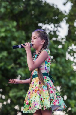 Odesa, Ukrayna - 28 Temmuz 2018: Çocuk açık yaz Tiyatrosu önünde veliler ve konuklar gerçekleştirmek. Çocuk tiyatro yaratıcılık, koreografi ve vokal, okul çocuk amatör performans